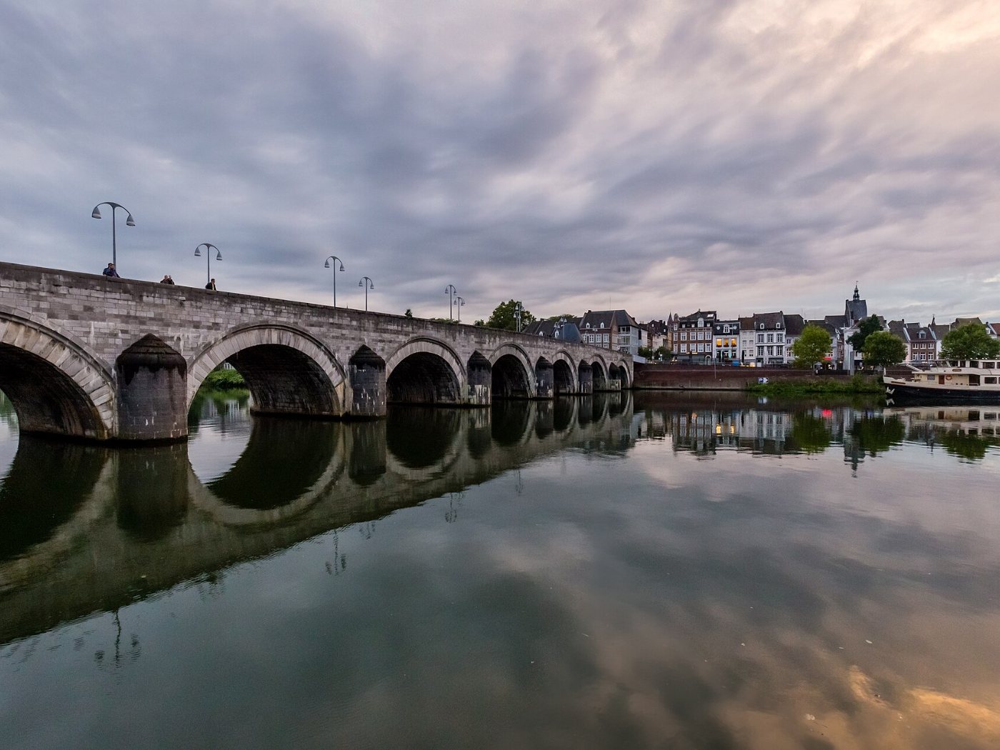 De Vismarkt aan het water in Maastricht, met terrassen en de Grote Kerk op de achtergrond