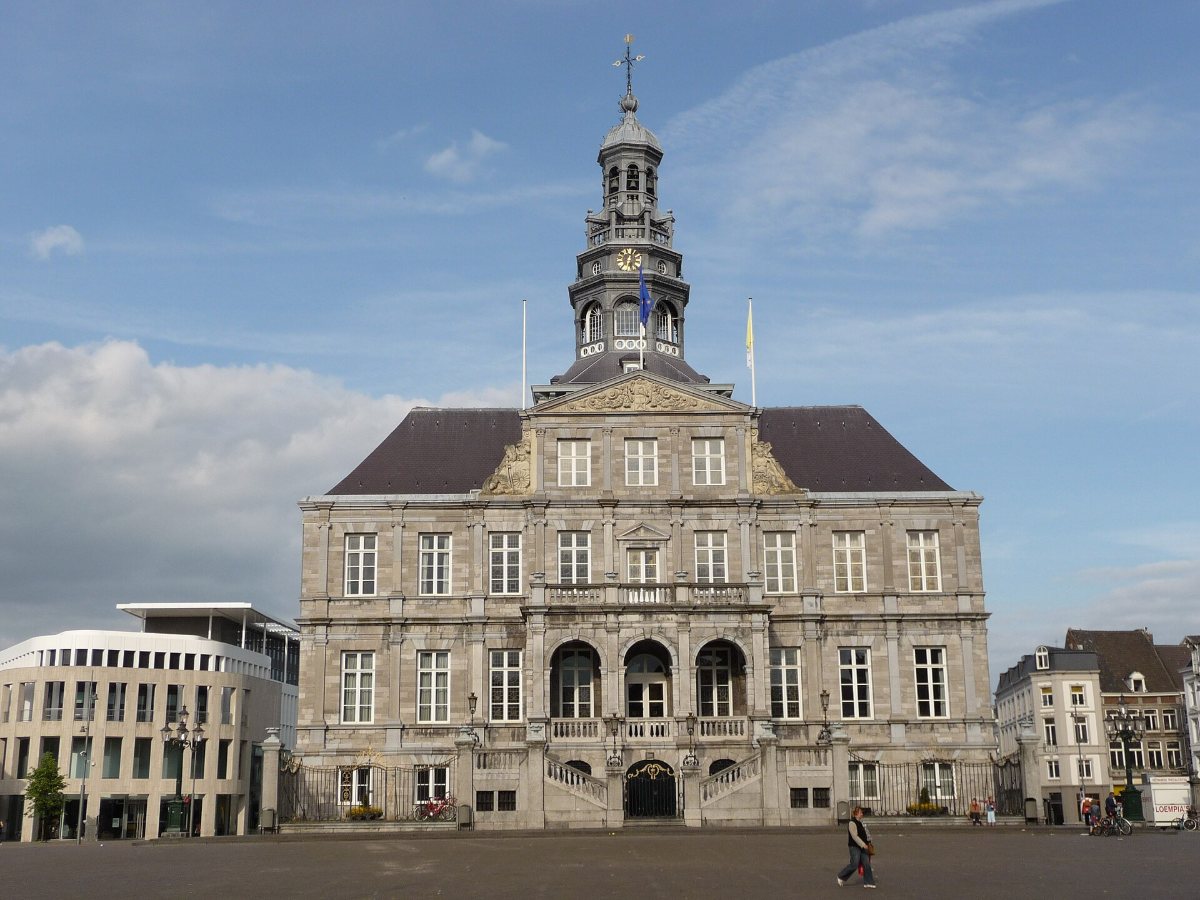 De Grote Kerk en het kasteel van Maastricht weerspiegeld in het water
