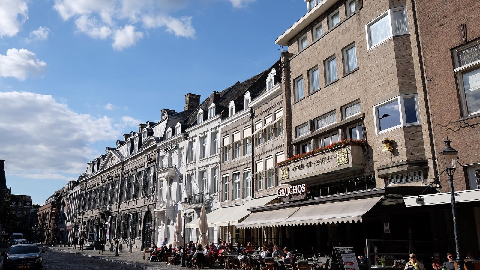 Het Spanjaardsgat in Maastricht met de Grote Kerk